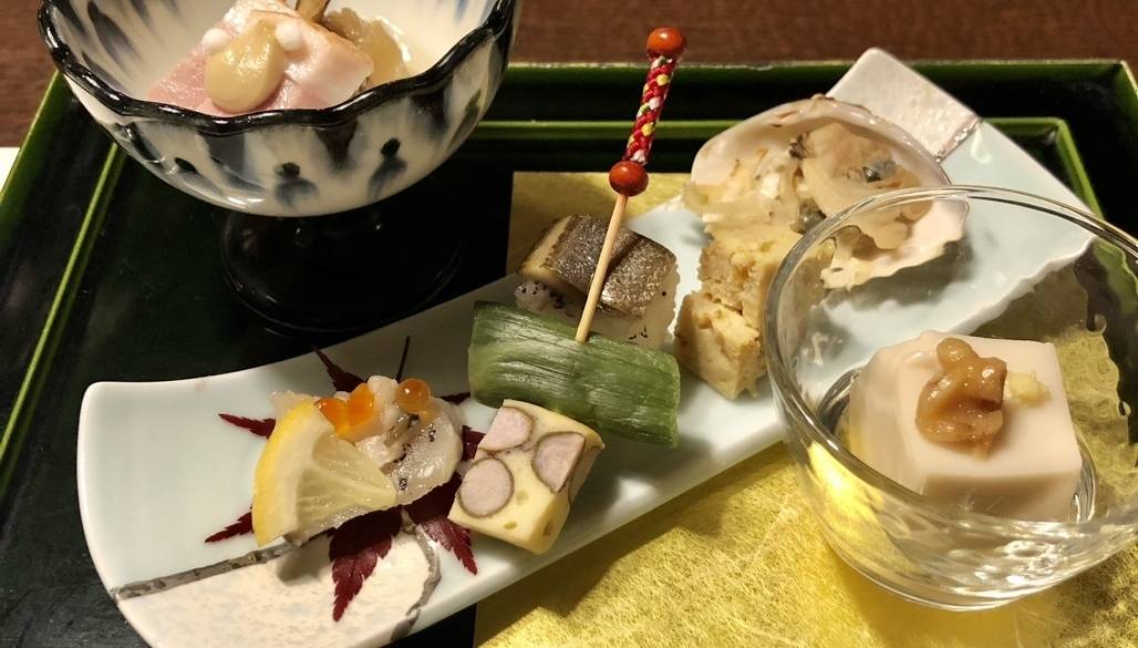 夕食は館内2ヶ所の
食事処でいただけます / 3