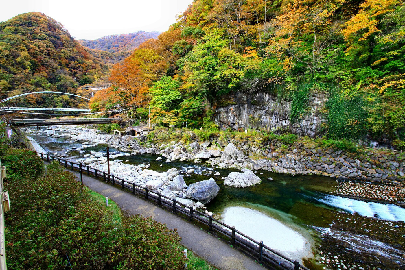 錦秋の川治温泉郷… 温泉宿の窓から眺める男鹿川