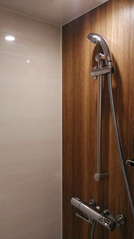 部屋はシャワールーム