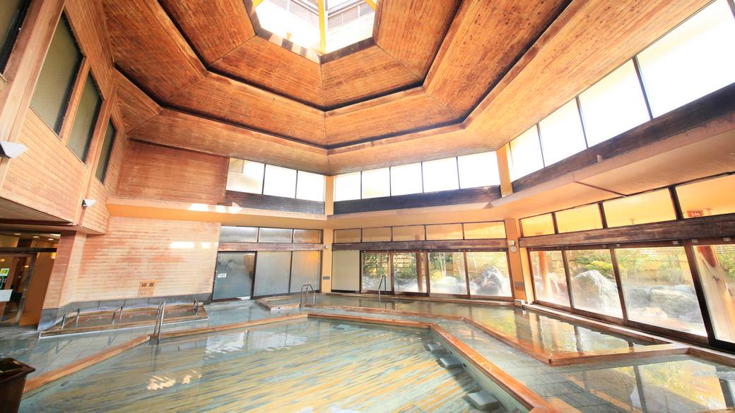 ヒノキが心地良い
大浴場で温泉ざんまい / 1