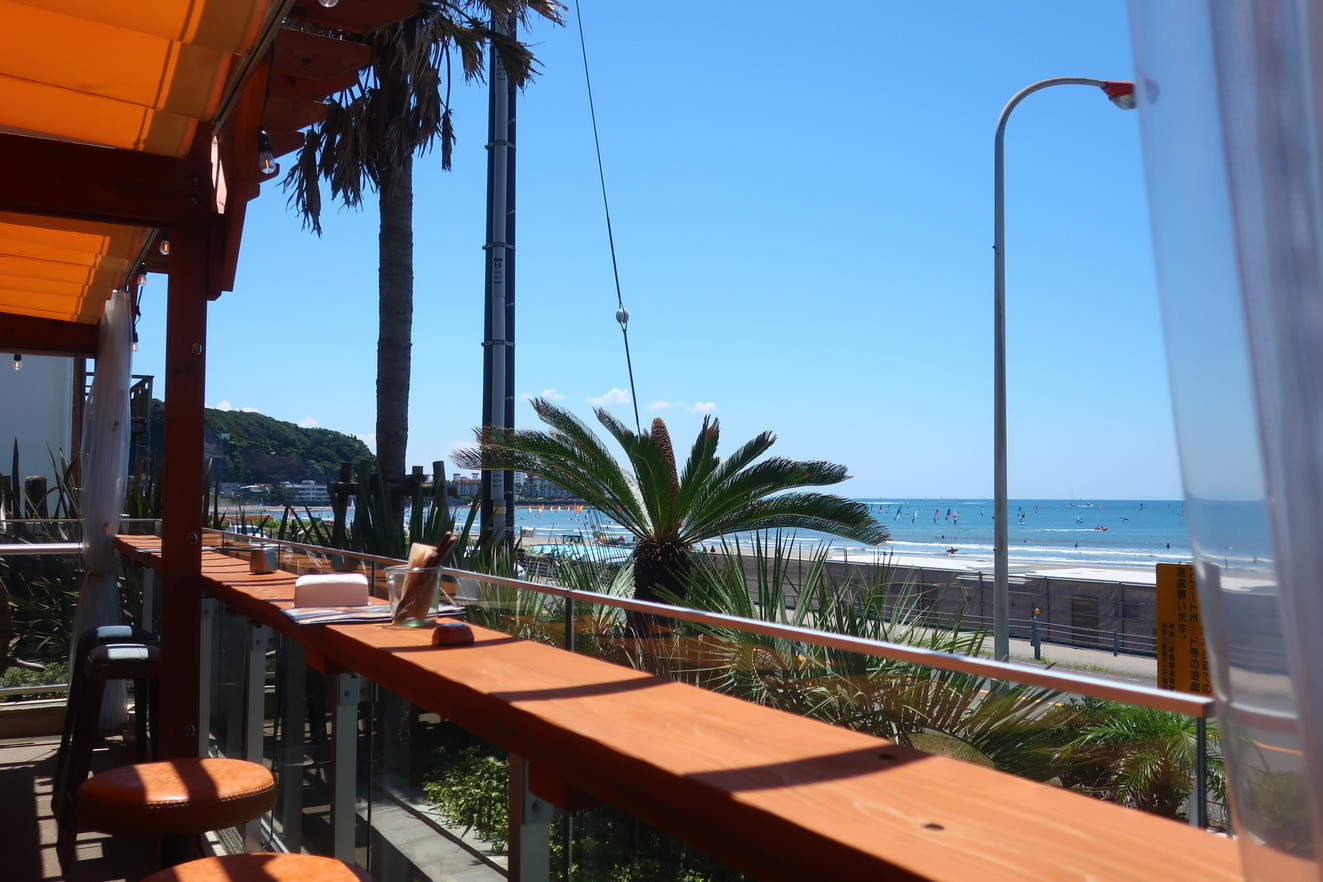 「海辺のBed&Breakfast GOOD MORNING ZAIMOKUZA」 内観 155305538 テラス席
