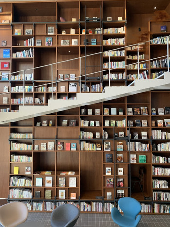 知的好奇心をくすぐる。本に囲まれて滞在するブックオーベルジュ3576774