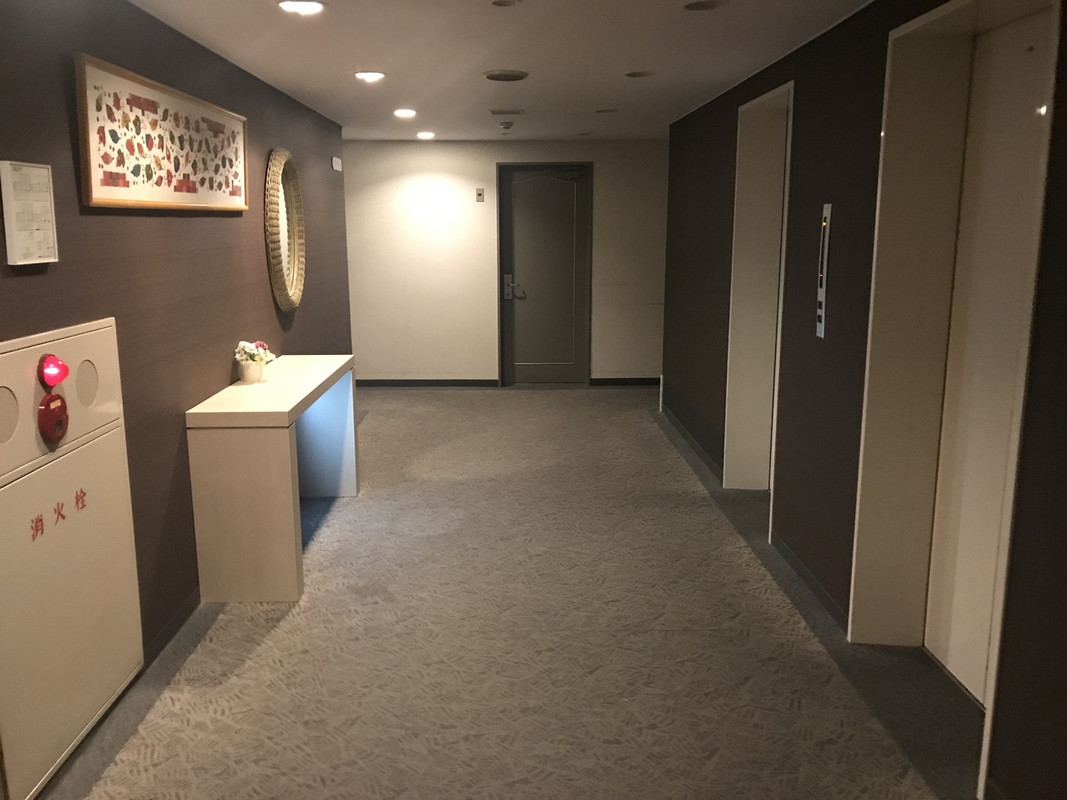 エレベーター前