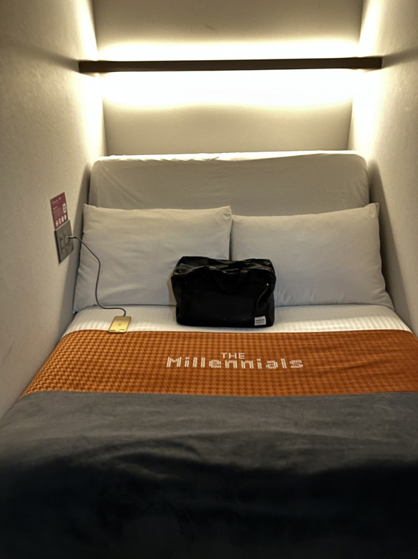 ベッドは広めでした。電動で可動します。