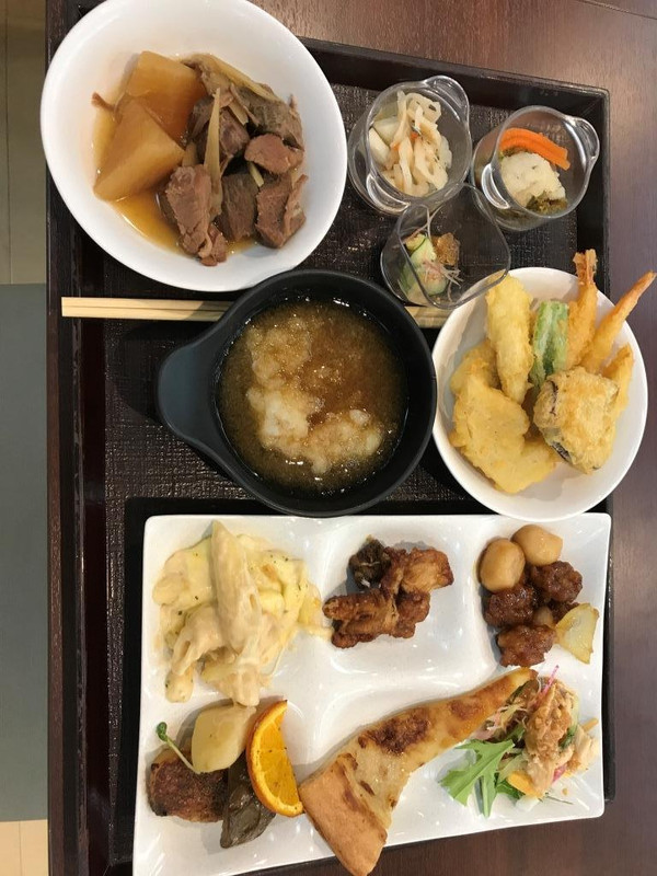 郷土色の入った夕食バイキング