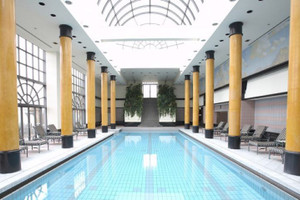 リゾート感のあるプールでのんびり