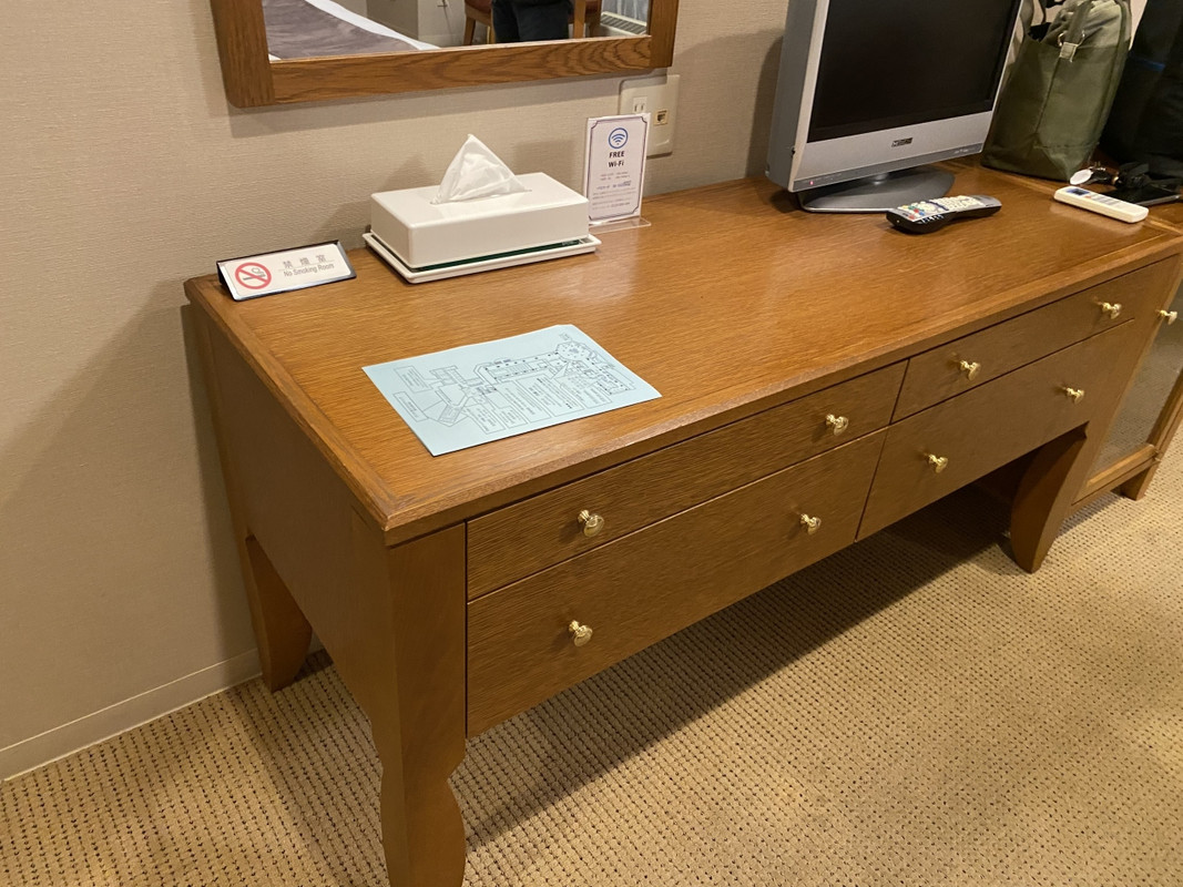 部屋は広いがテレビは小さい