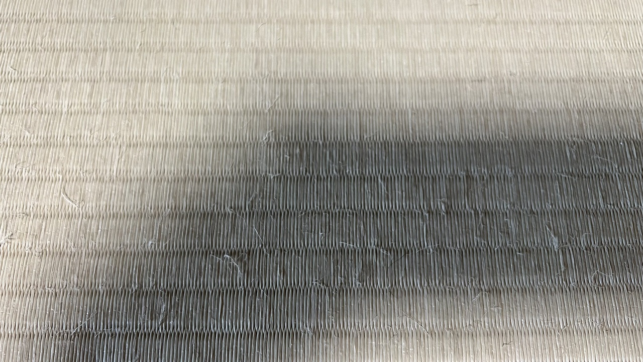 畳も擦れて毛羽立っています。