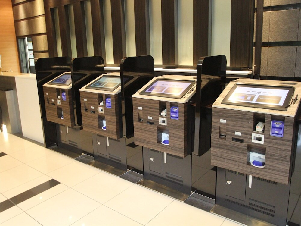 チェックイン / チェックアウト キオスク