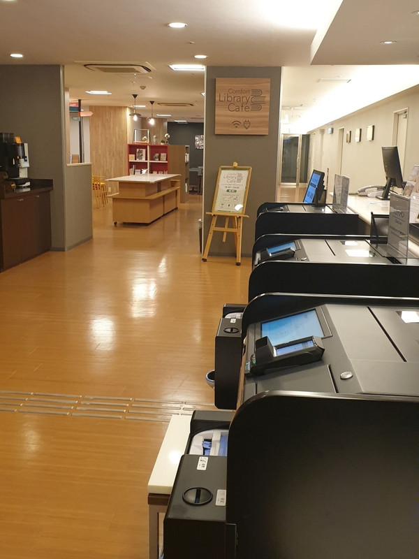 チェックイン/チェックアウト機と奥のフリースペース