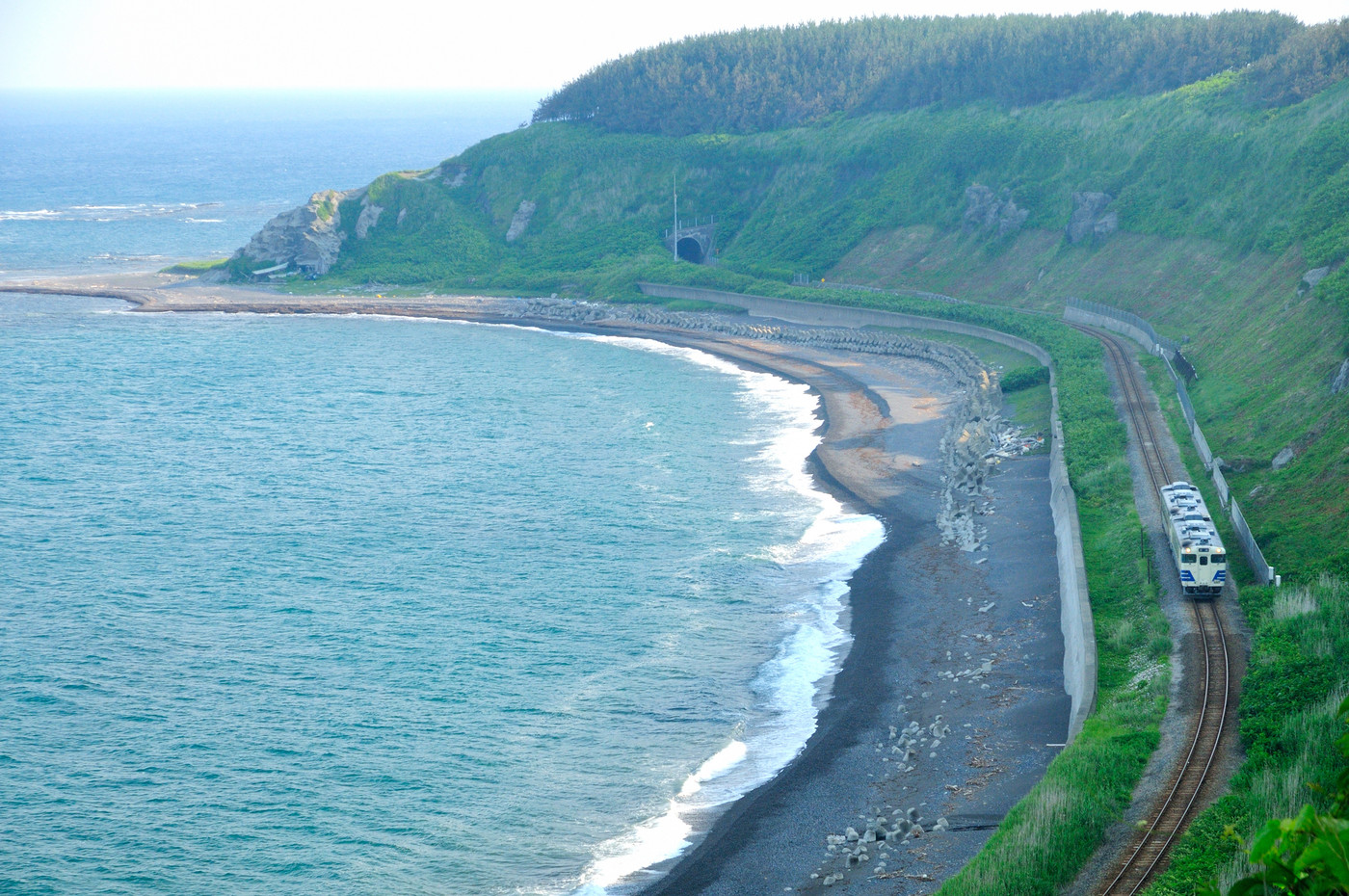 海岸線を走る五能線ローカル列車