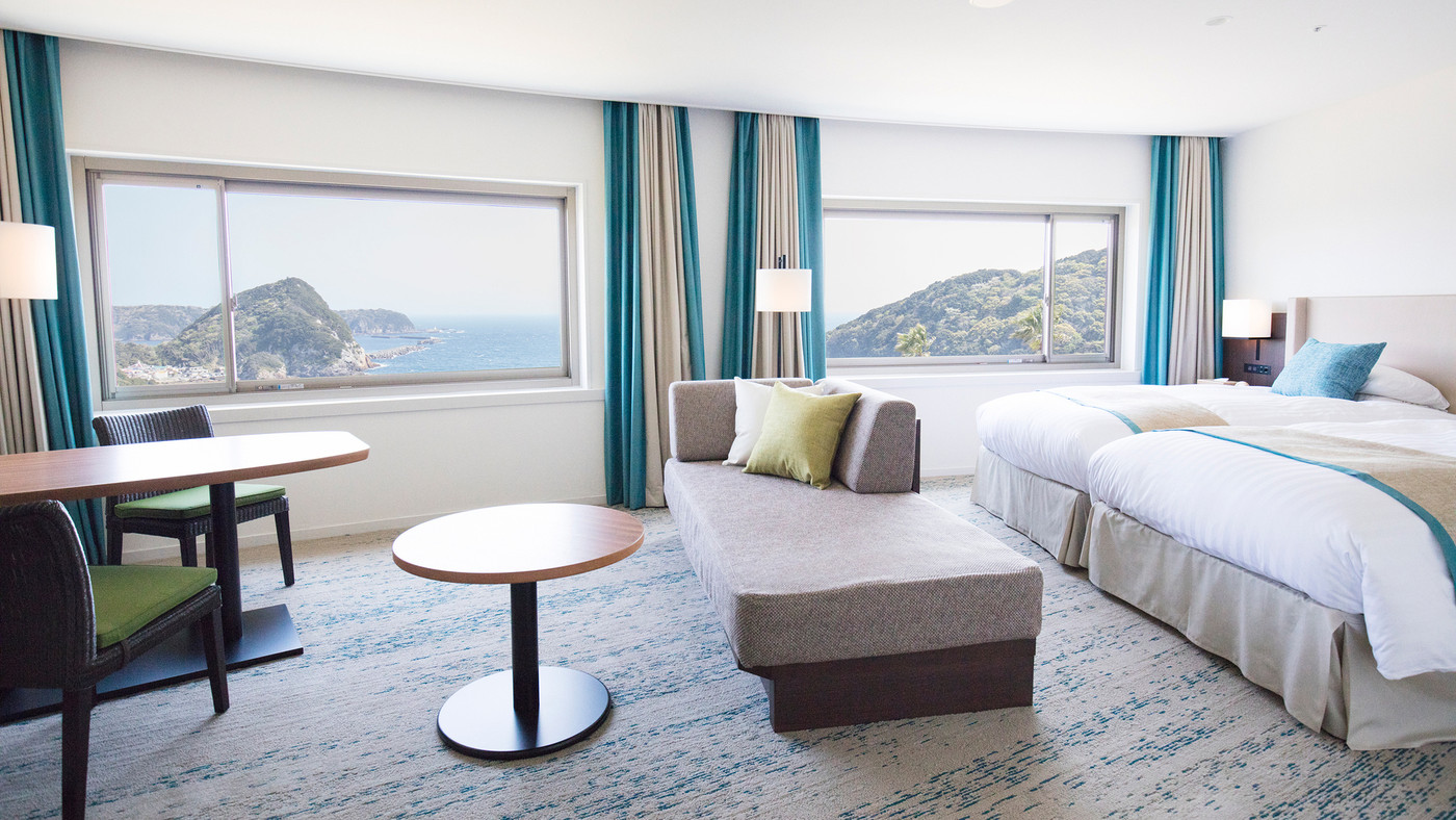 入り江の高台からみおろす、絵画のような緑青の海3514225