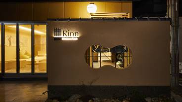 施設の正面 (日没後) / 1