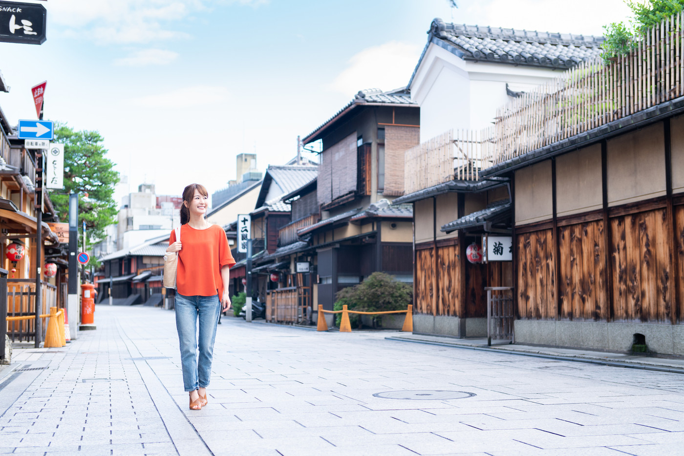 京都観光する若い女性