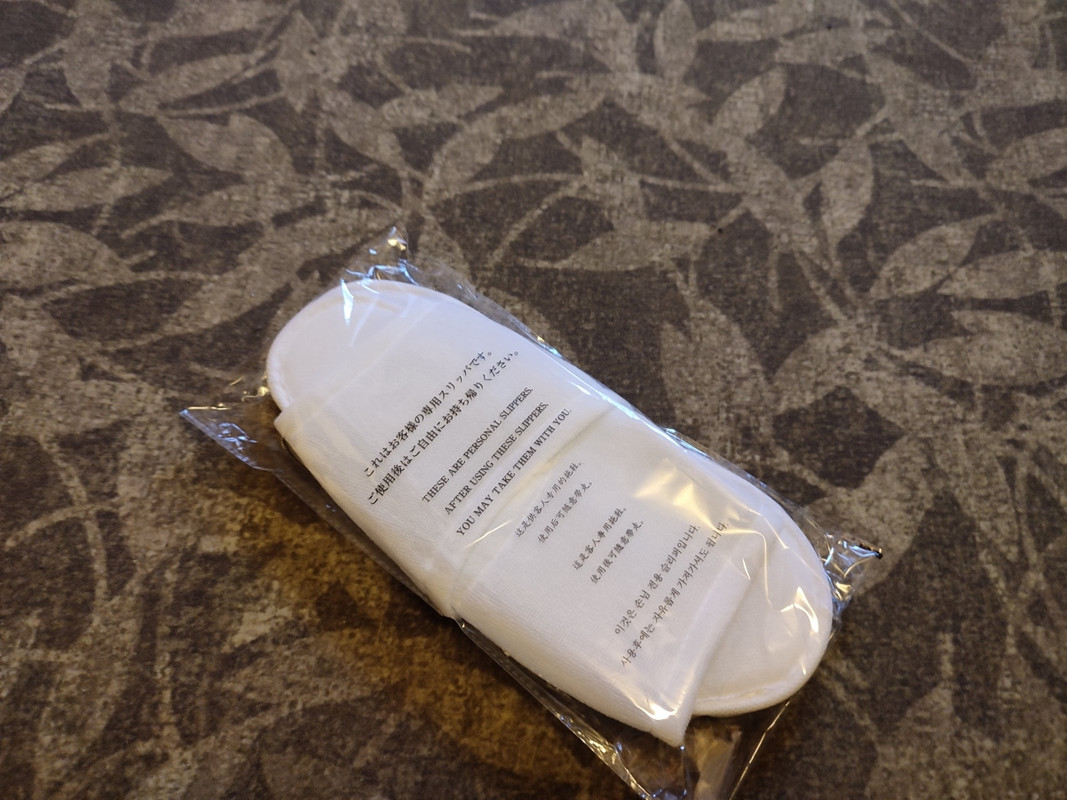 スリッパは再利用タイプと使い捨て両方が用意されていました