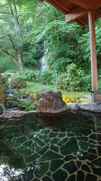 滝の音や川のせせらぎがBGM。自然をすぐそばに感じられる温泉宿4253596