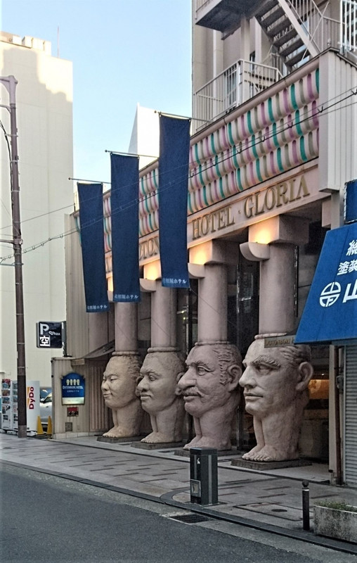 この石像が記念写真の対象