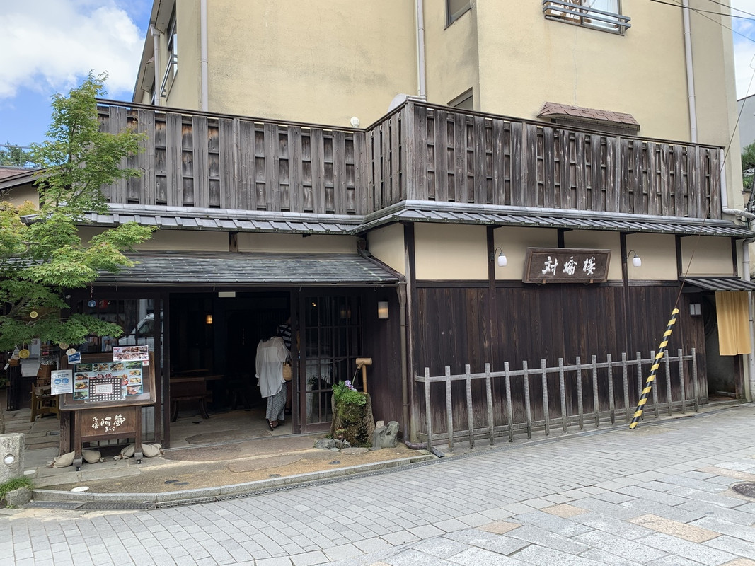 与謝野晶子宿泊時代からは当然建て替えられてます。