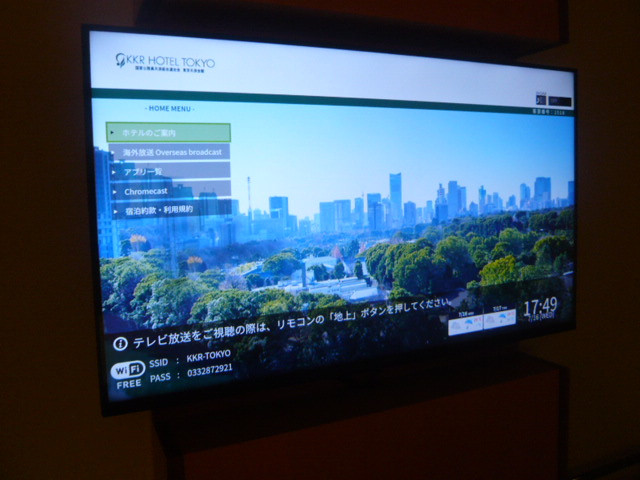 客室のテレビ画面は、食堂の展望テーブルの素晴らしい眺望と同じ