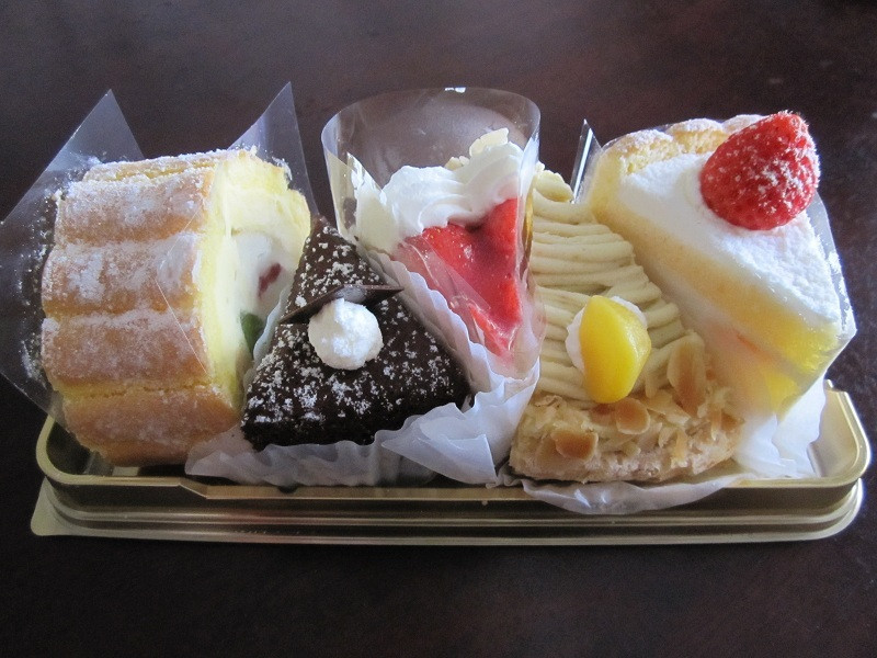 「ケーニヒス クローネ  横浜高島屋店」 料理 9582302 お得なケーキセット。5個で\1050！