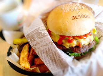「BESNUG」料理 1007400 今回も冒険なしのアボガドチーズの、サルサソース