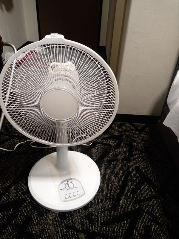 空調故障で一夜を共にした扇風機