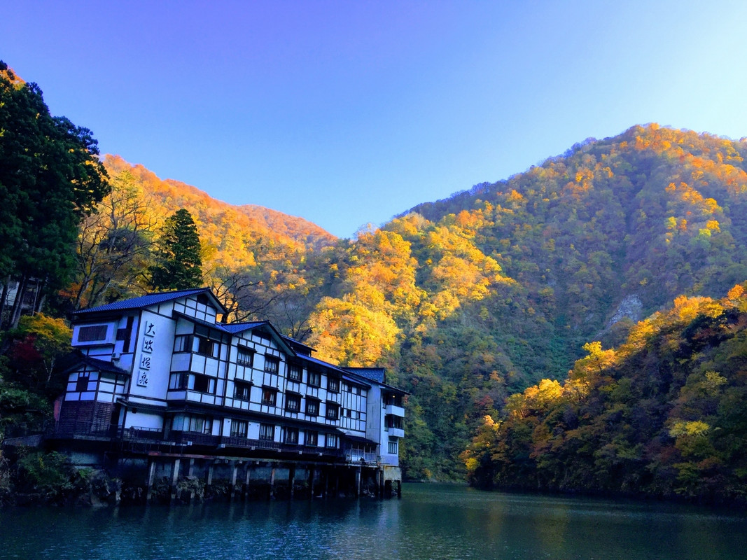 晩秋の日本列島最後の秘境、大牧温泉観光旅館です。