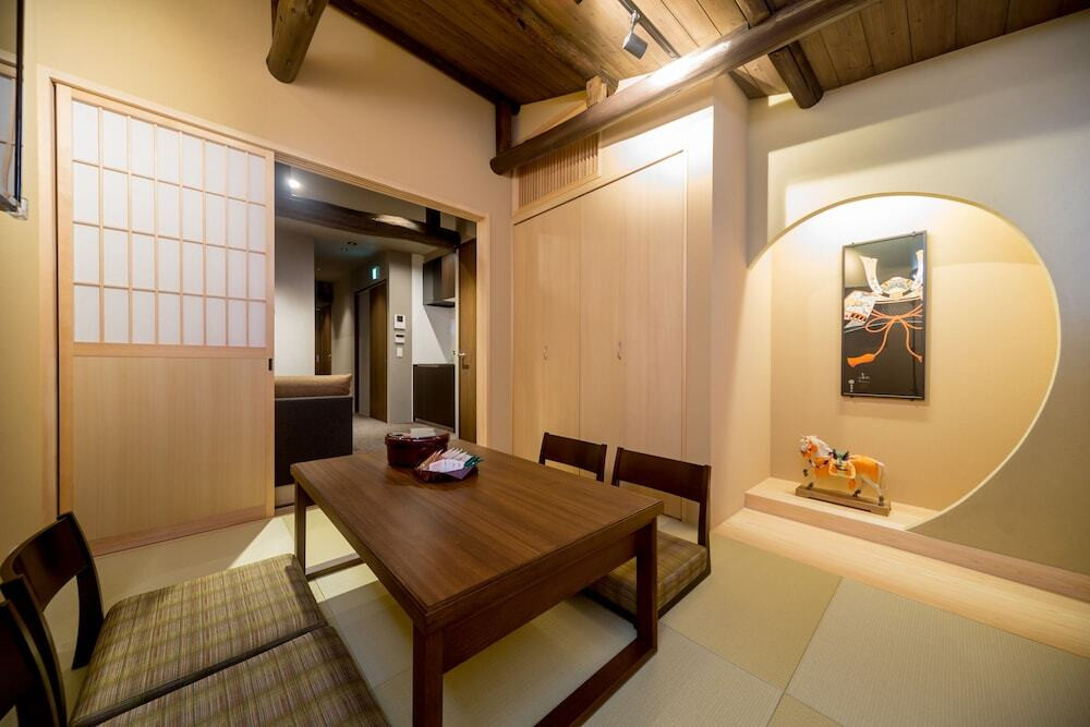 客室内のダイニングエリア