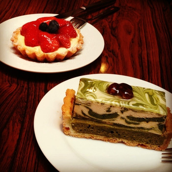 「LOTUS」料理 59377 手前:抹茶とホワイトチョコレートのタルト
奥:ベリーのタルト