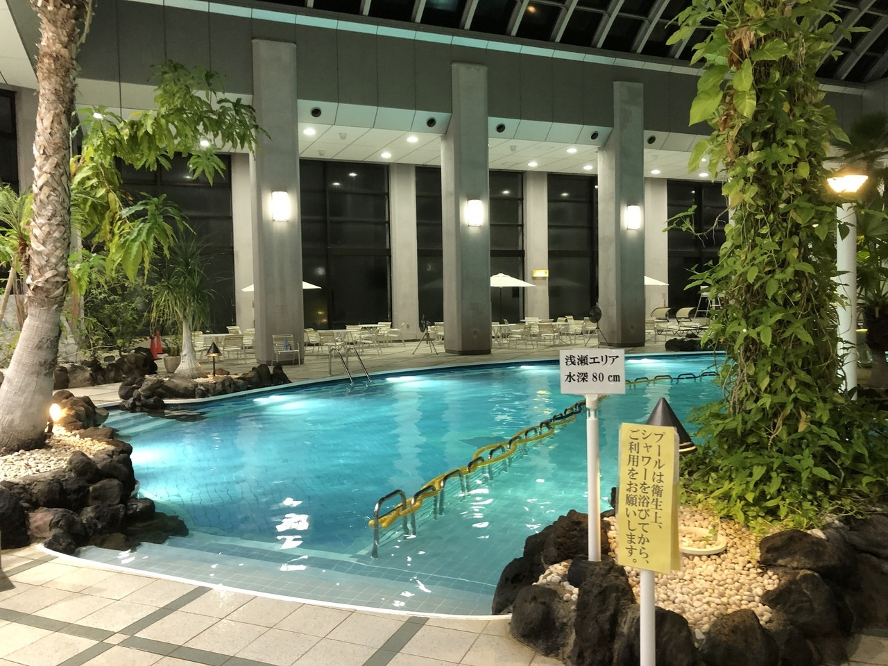屋内温水プールで雨の日デートも満喫4778125