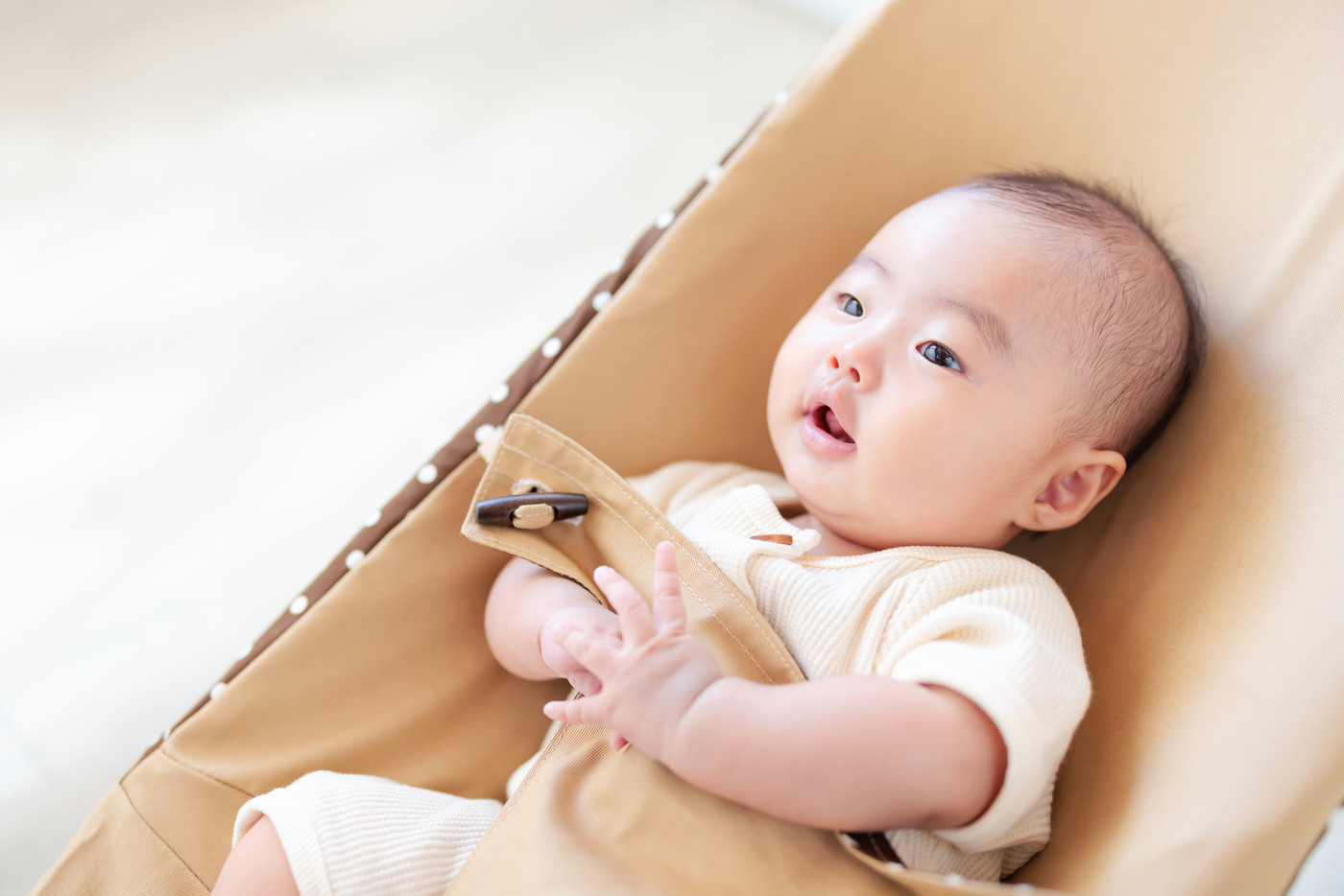 バウンサーに座る赤ちゃん