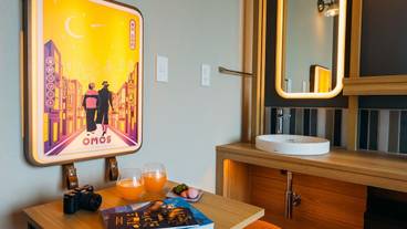 客室の洗面と折り畳み式テーブル / 10