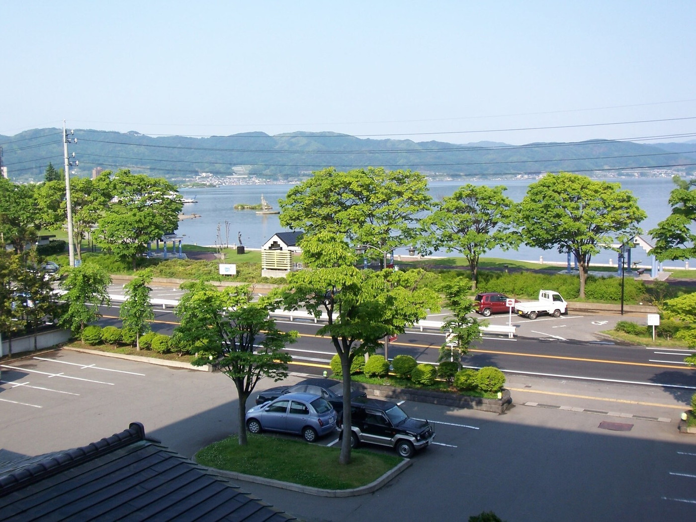 「ぬのはん」 外観 7594114 旅館入口の駐車場＆諏訪湖