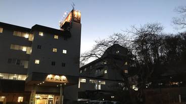 施設の正面 (日没後) / 1