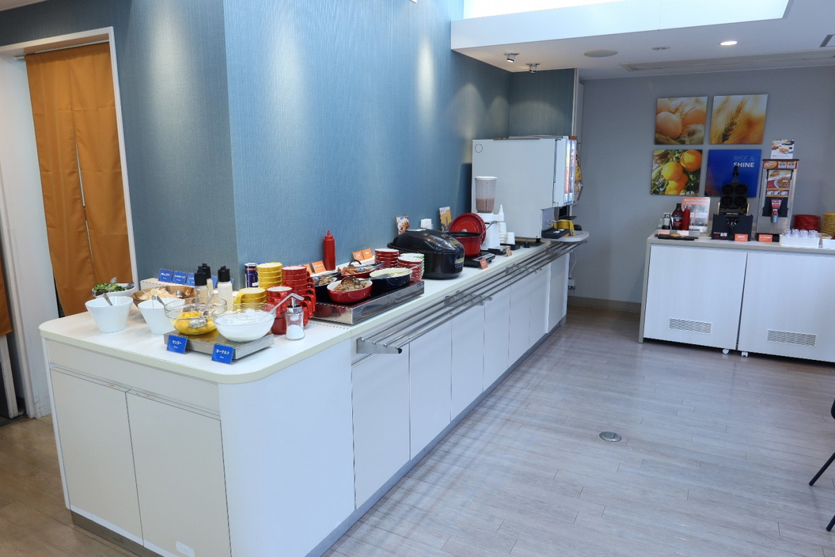 朝食会場。メニュー少ないのが残念。。。