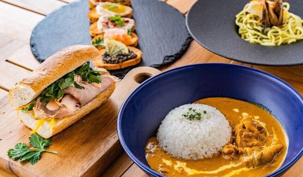 オリジナル沖縄料理を
食べ放題＆飲み放題！ / 1