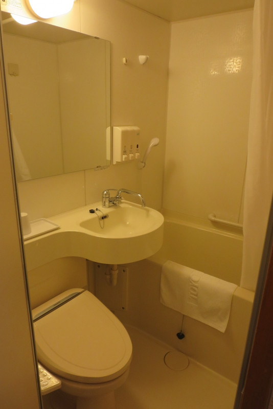 一体型の洗面・トイレ・バスです。浴槽はやや大きめです。