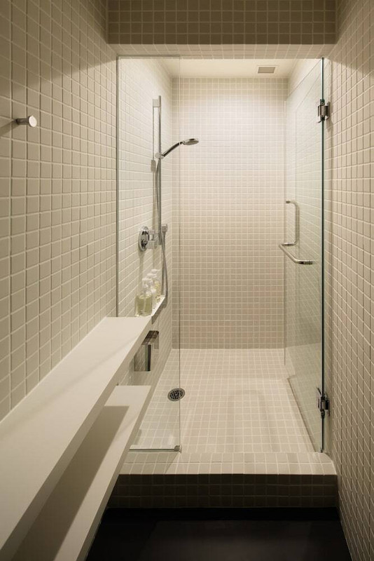 バスルームのシャワー