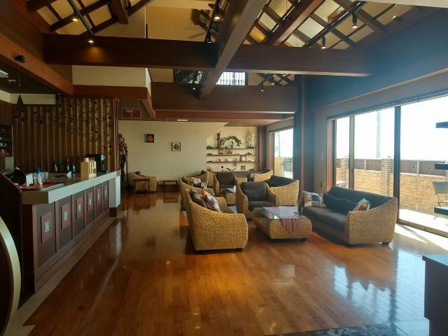 バリ風インテリアのロビーラウンジ。18時~21時、6時~9時はフリードリンクを提供。海を眺めながらリラックスできる / 2