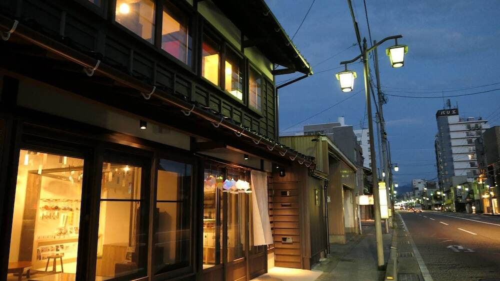 施設の正面 (日没後)