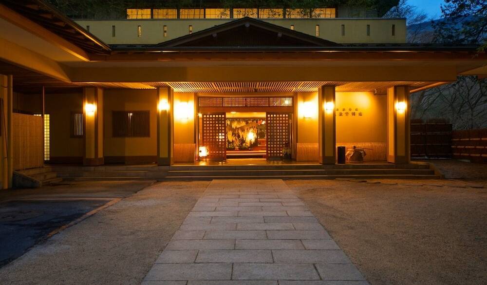 竹林に囲まれた
静かな旅館へ / 1