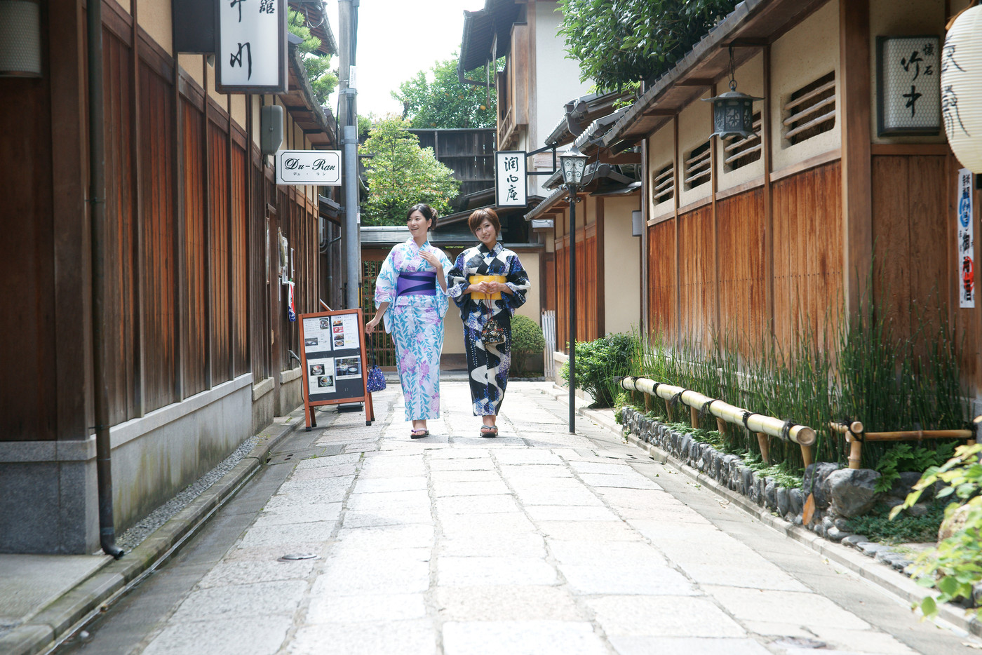 浴衣で京都観光する若い女性