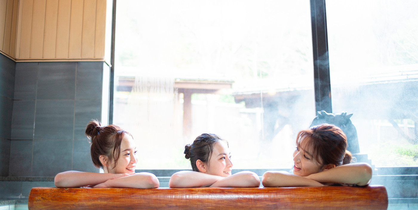 露天風呂を楽しむ女性と友達