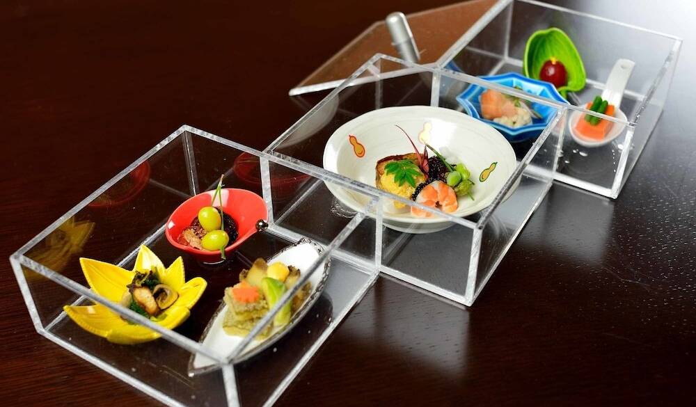 前菜は透明な三段重で登場 / 2