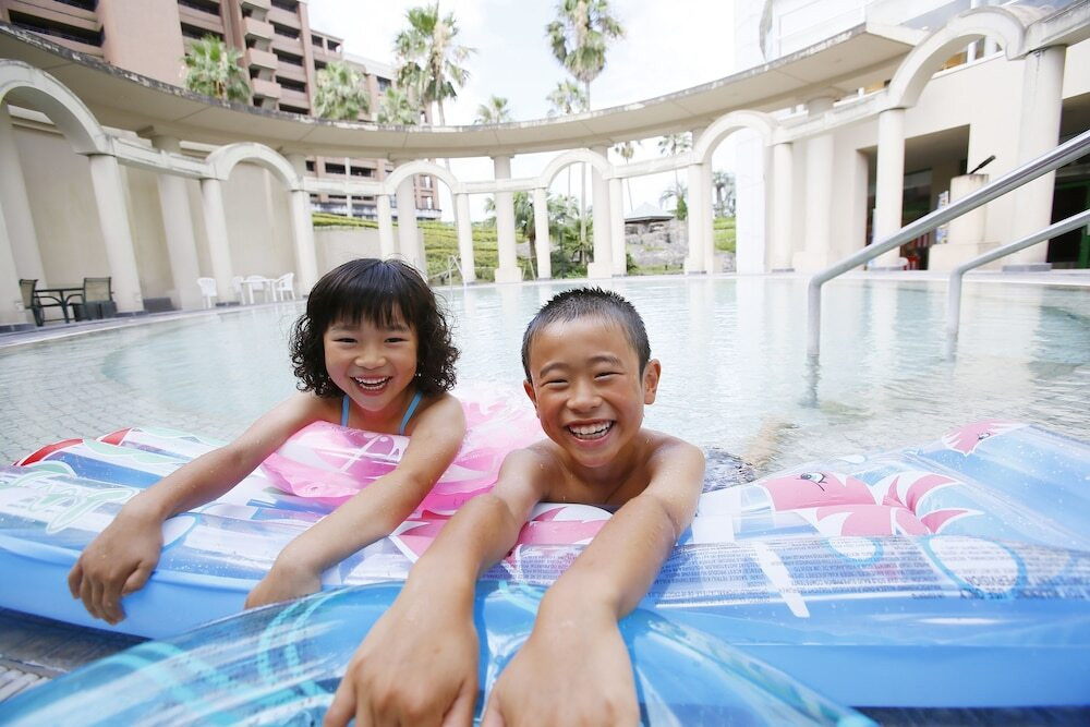 温水プールに大喜び♪温泉やエステで日々の疲れも癒せる4249266