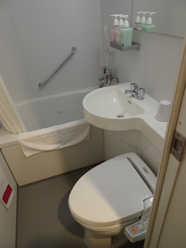 きれいだけど狭いバスルーム