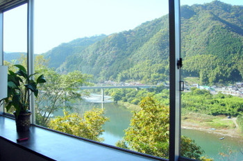 川のほとりでアクティブに過ごす女子旅！3915081