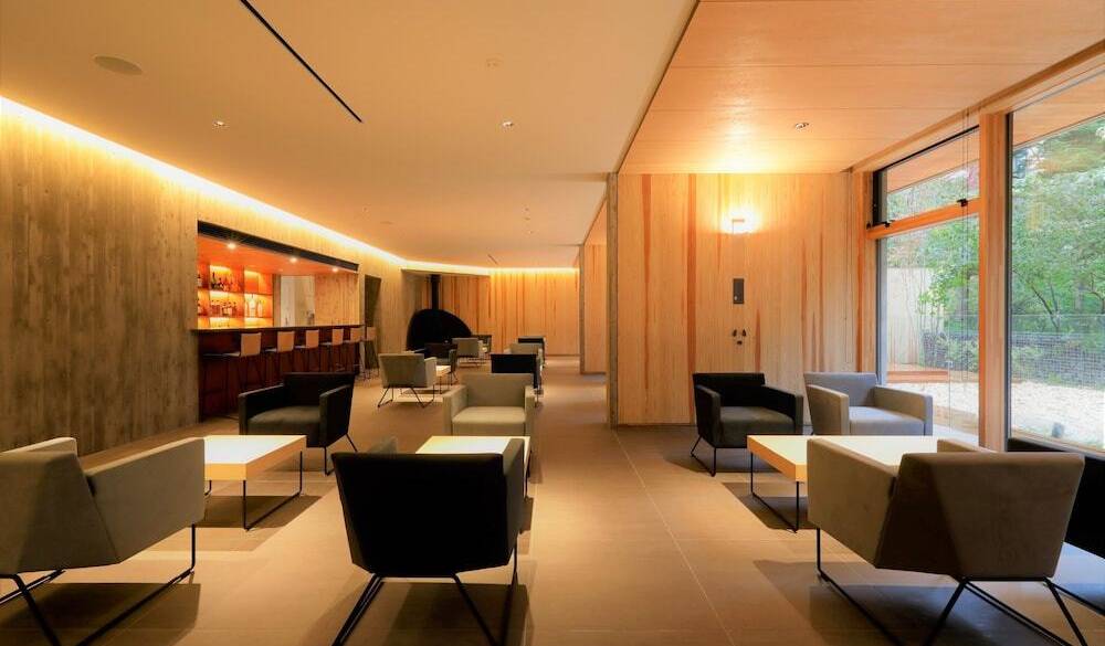 カフェ＆バーで
夜のひと時を満喫 / 3