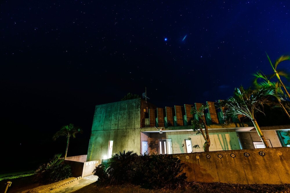 施設の正面 (日没後)