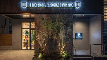 施設の正面 (日没後) / 1